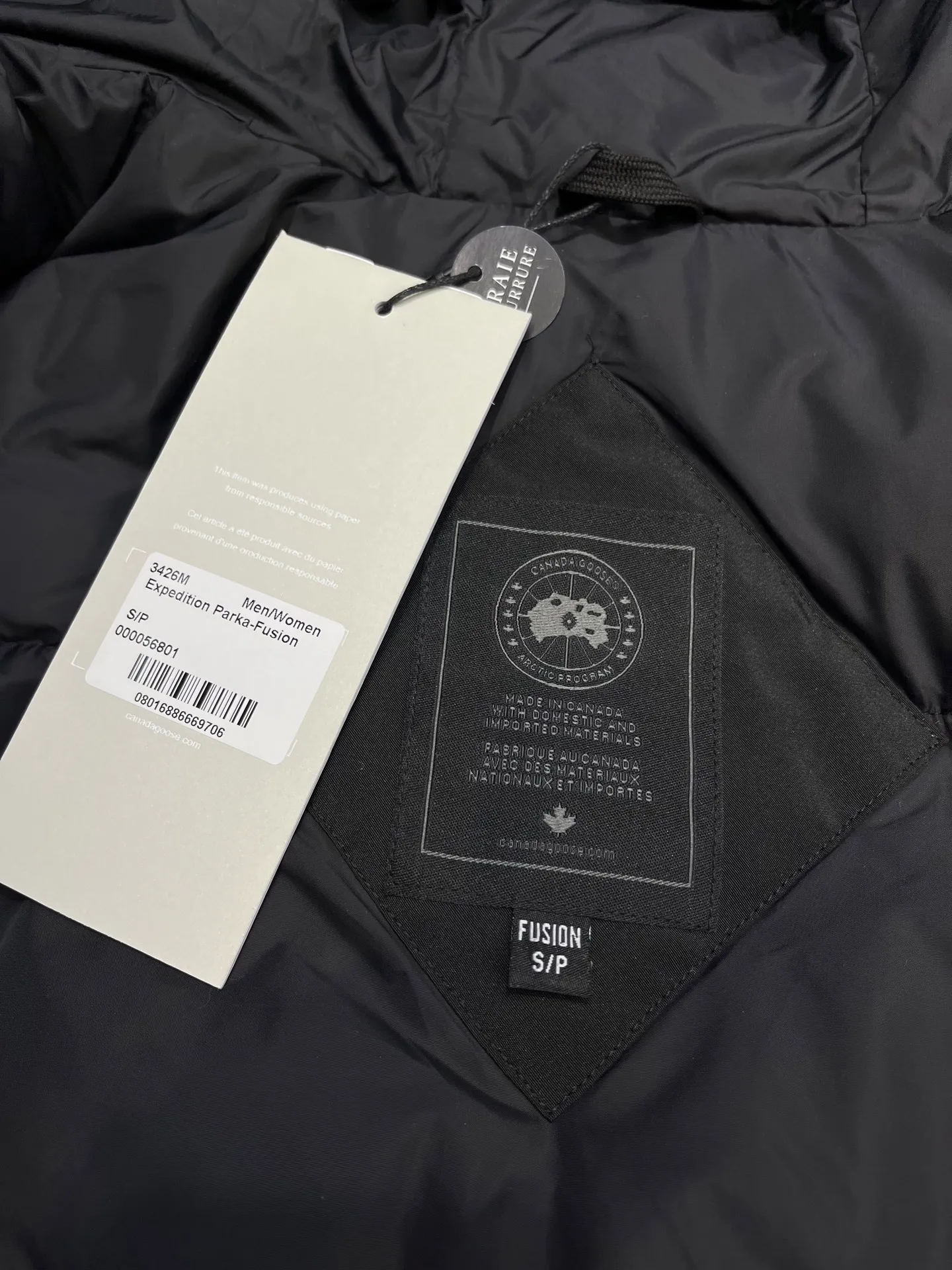 P860 Canada Goose model 06, the same model as the famous star, men's and women's models, with cold-proof flannel on the collar, which is close to the head and neck, comfortable and warm! The fabric is made of high-density nano-level waterproof fabric, which is windproof and wear-resistant and has a certain thickness! Seamless threaded cuffs! Avoid hard knots! It doesn’t matter how low the temperature is this winter, one piece is enough. I’ll give you the wind and temperature! Contains pure duck down, sufficient quantity, unique fashion design + waterproof craft fabric + big brand YKK double zipper pullers, real photos, upright style quality, regardless of the external standard and the internal content, you can feel free to compare it with the softer, easier to wrinkle and lighter version on the market!  size：s-xxl